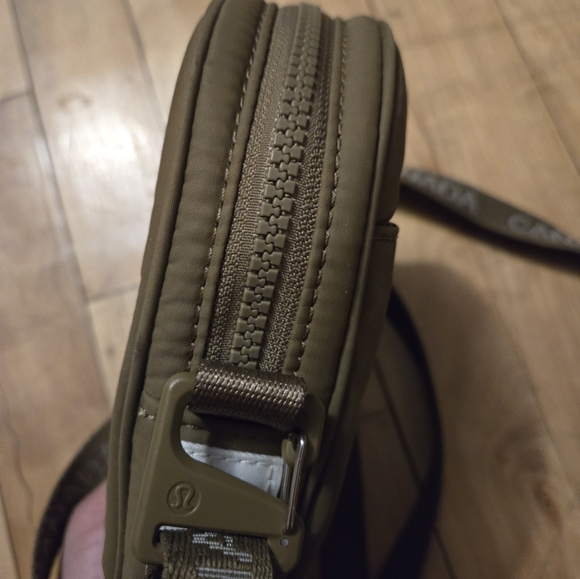 💢SOLD💢 Lululemon Crossbody Team Canada, Olive Green Bag - Picture 7 of 8